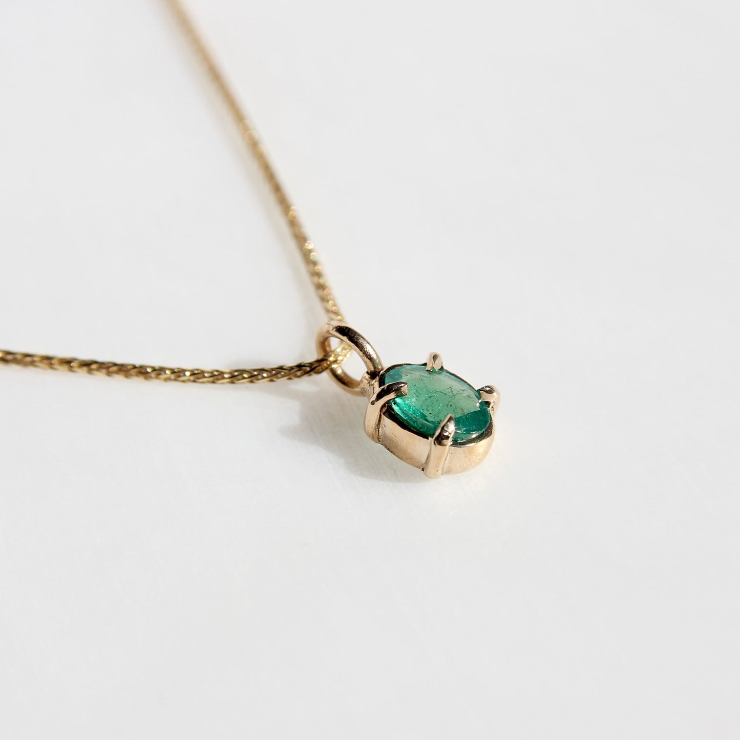 0.60ct claw set oval emerald necklace