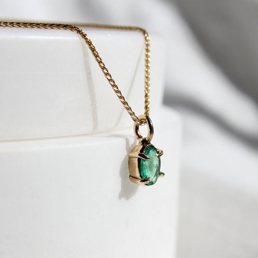0.60ct claw set oval emerald necklace