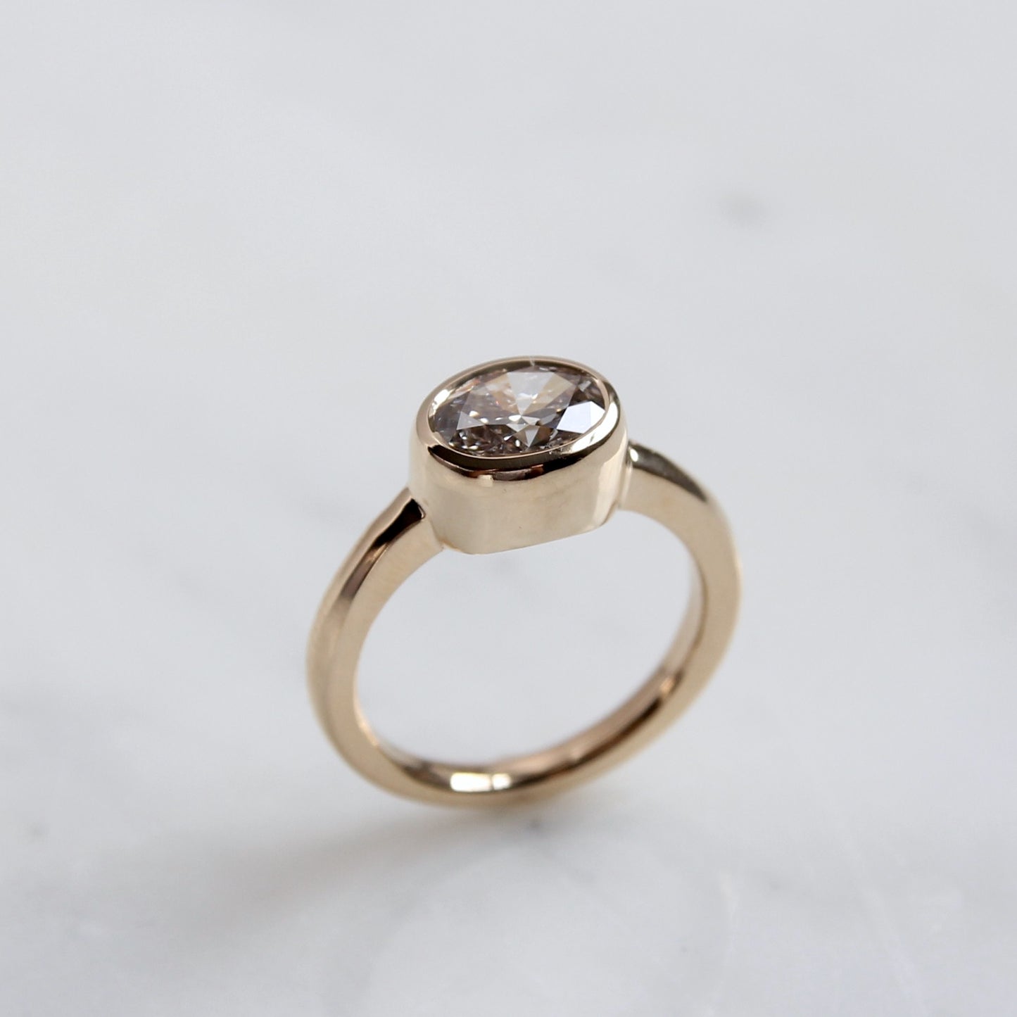 Lab Diamond Oval East-West Solitaire