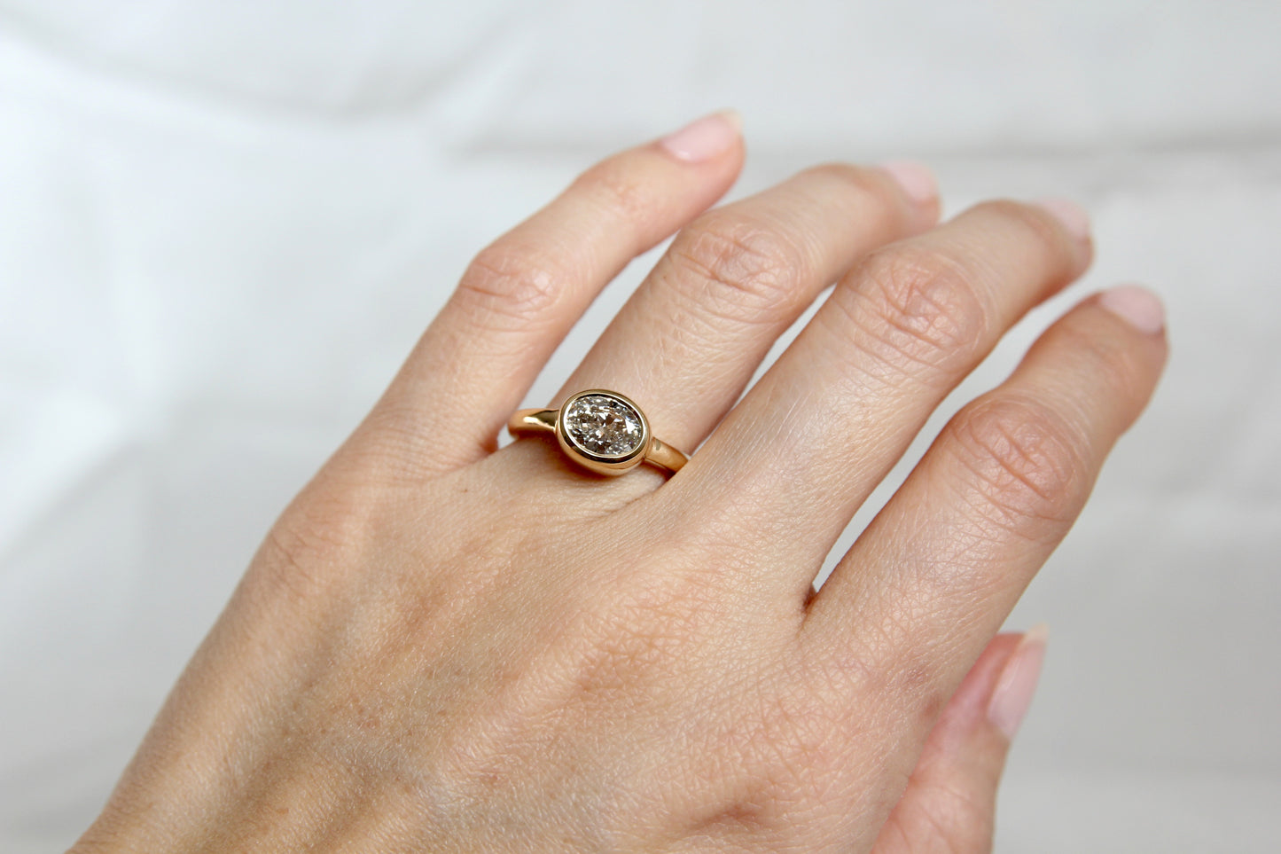 Lab Diamond Oval East-West Solitaire