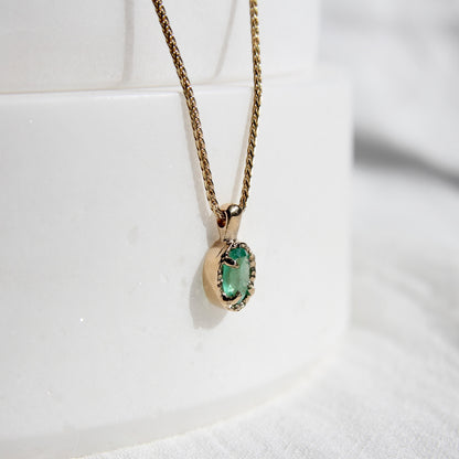 0.54ct oval textured bezel emerald necklace