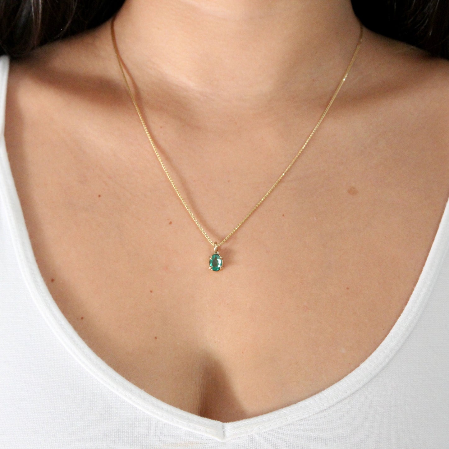 0.60ct claw set oval emerald necklace